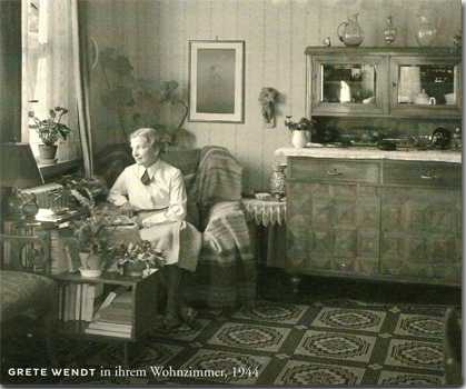 Grete Wendt in ihrem Wohnzimmer - 1944.